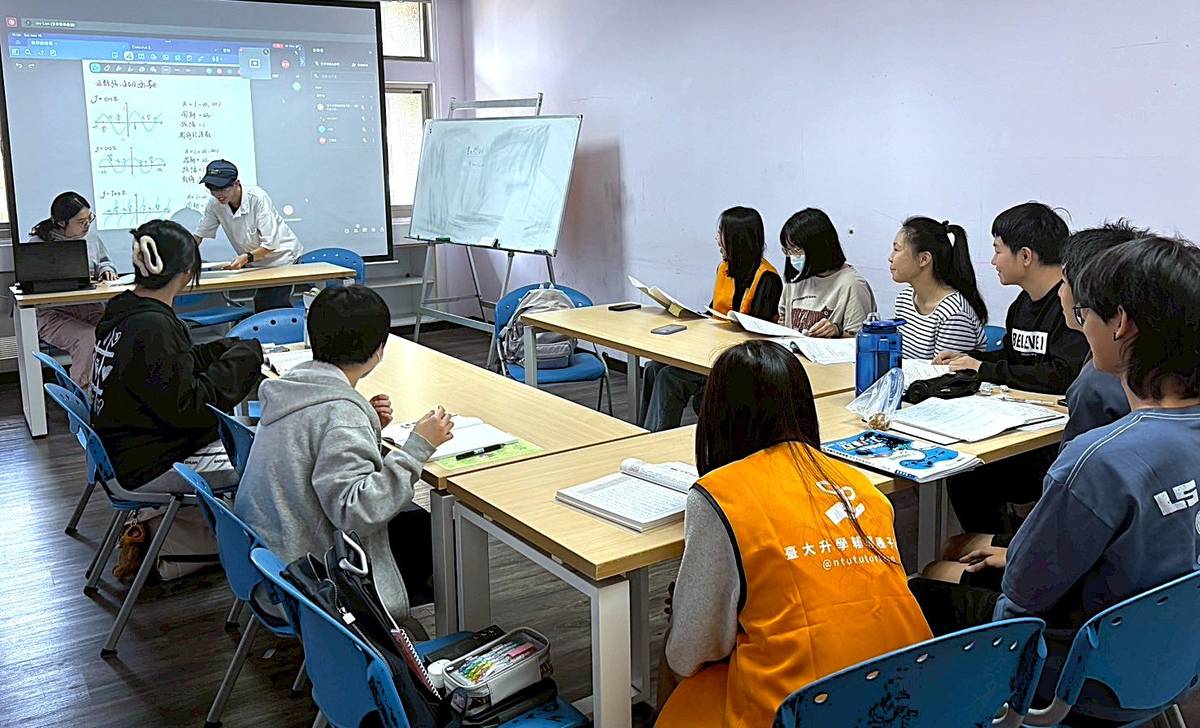 師生相互交流，互動中提升學習績效