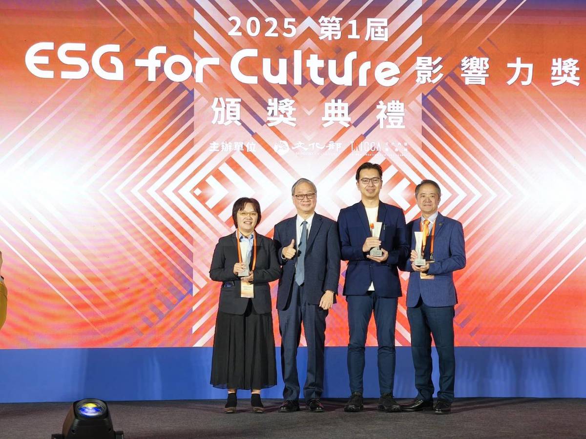 文化部與文化內容策進院今天(21日)舉辦第1屆ESG for Culture影響力獎暨第17屆文馨獎頒獎典禮，突圍影響力大獎得獎代表與文化部部長李遠(左二)合影。