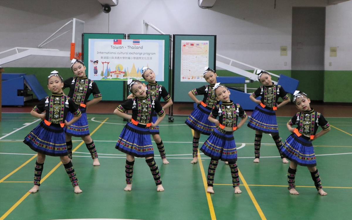 東湖民俗舞蹈校隊演出傳統舞蹈「苗山扭樂」