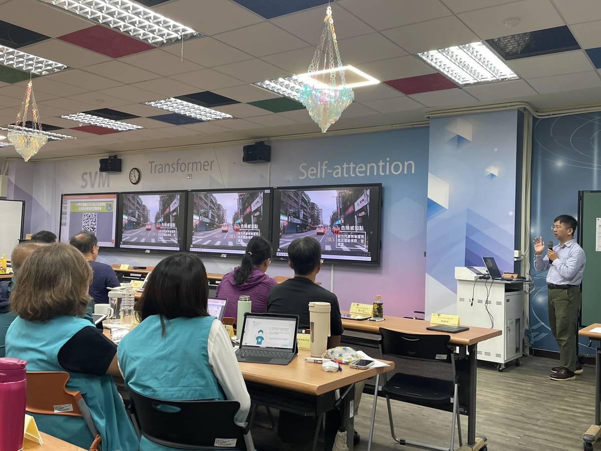 交通部運輸研究所喻世祥副組長為高中端教師說明「交通安全教育教學輔助軟體」