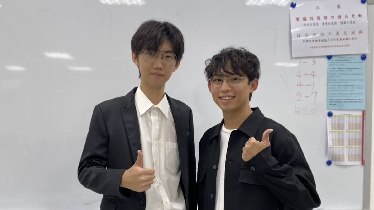 南港高工三年級學生劉增芃(左)在吳茂誠老師(右)的引導下，專注操作BIM軟體，從零基礎一路努力，最終摘下金牌，成為國手。(記者蘇瑞雯拍攝)
