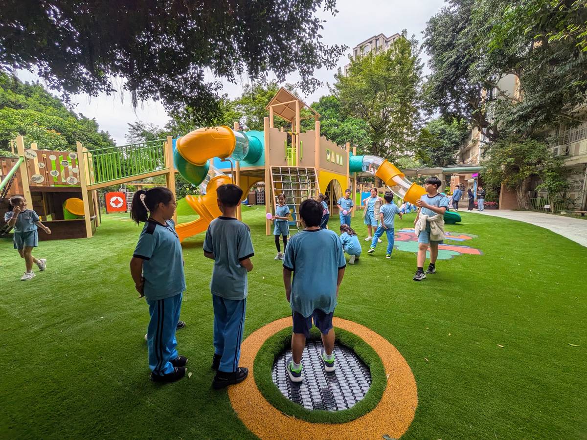 共融式遊戲場的彈跳床可訓練小朋友的肌肉發展