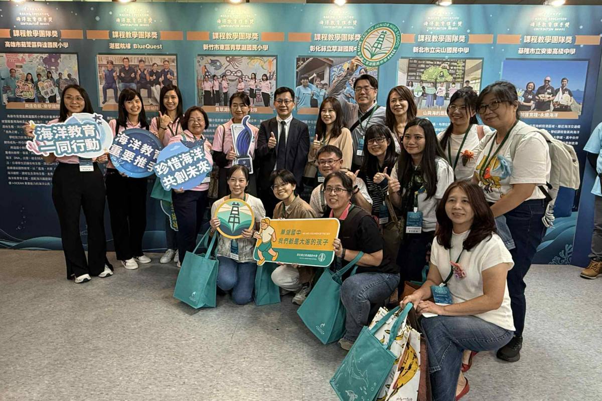 張廖萬堅次長與獲獎者合影。