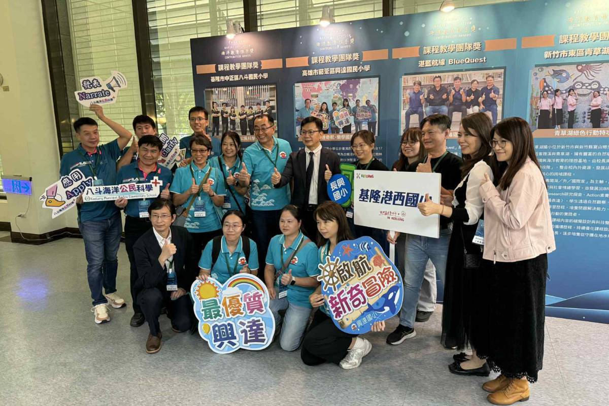 獲獎團隊於成果展示區向張廖萬堅次長分享推動海洋教育歷程