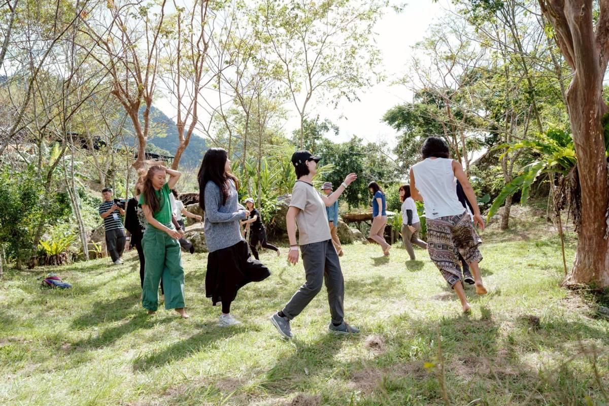《自然醒慢活祭》淨心慢旅行，在講師帶領下透過靜心舞動，體驗與自然的美好互動。