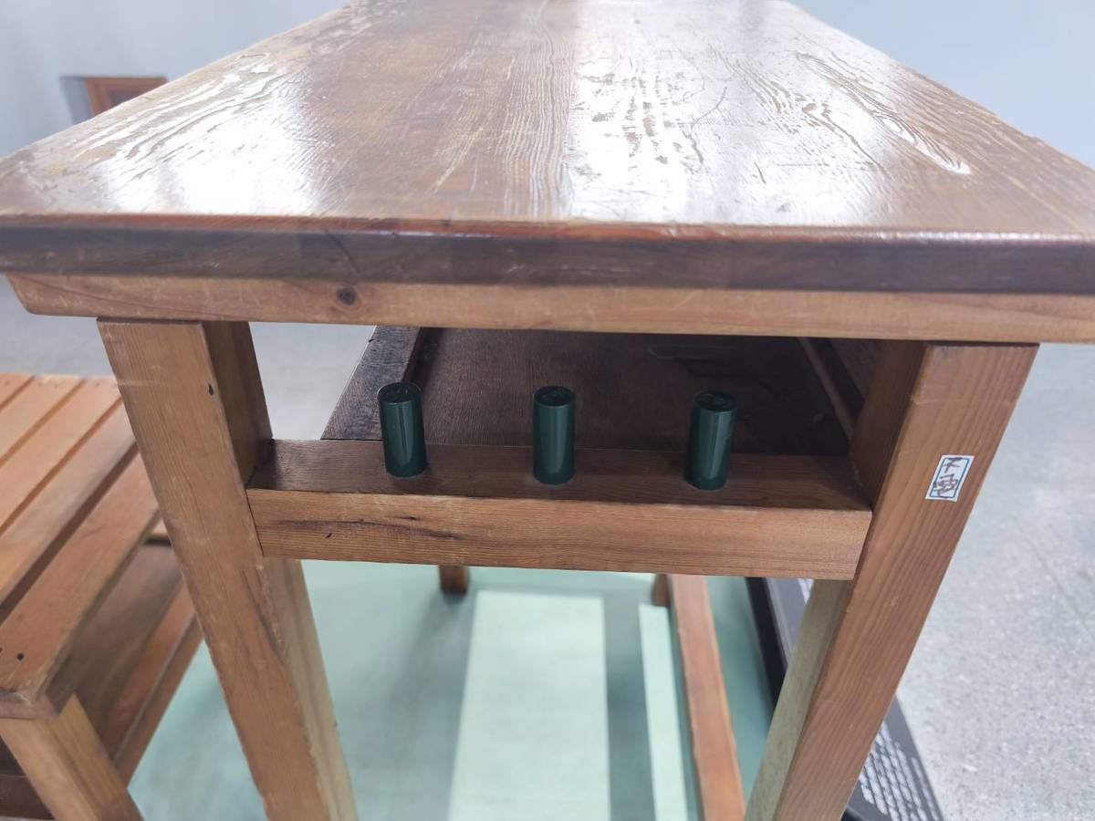 臺大機械系開發的人體工學課桌椅，這三根小圓柱會依照學生的身高有不同顏色，對照顏色與身高選擇適合學生的課桌椅。