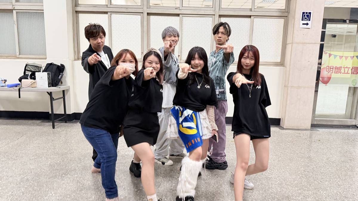 八青哥受邀至臺中市的學校演出，與粉絲們合影