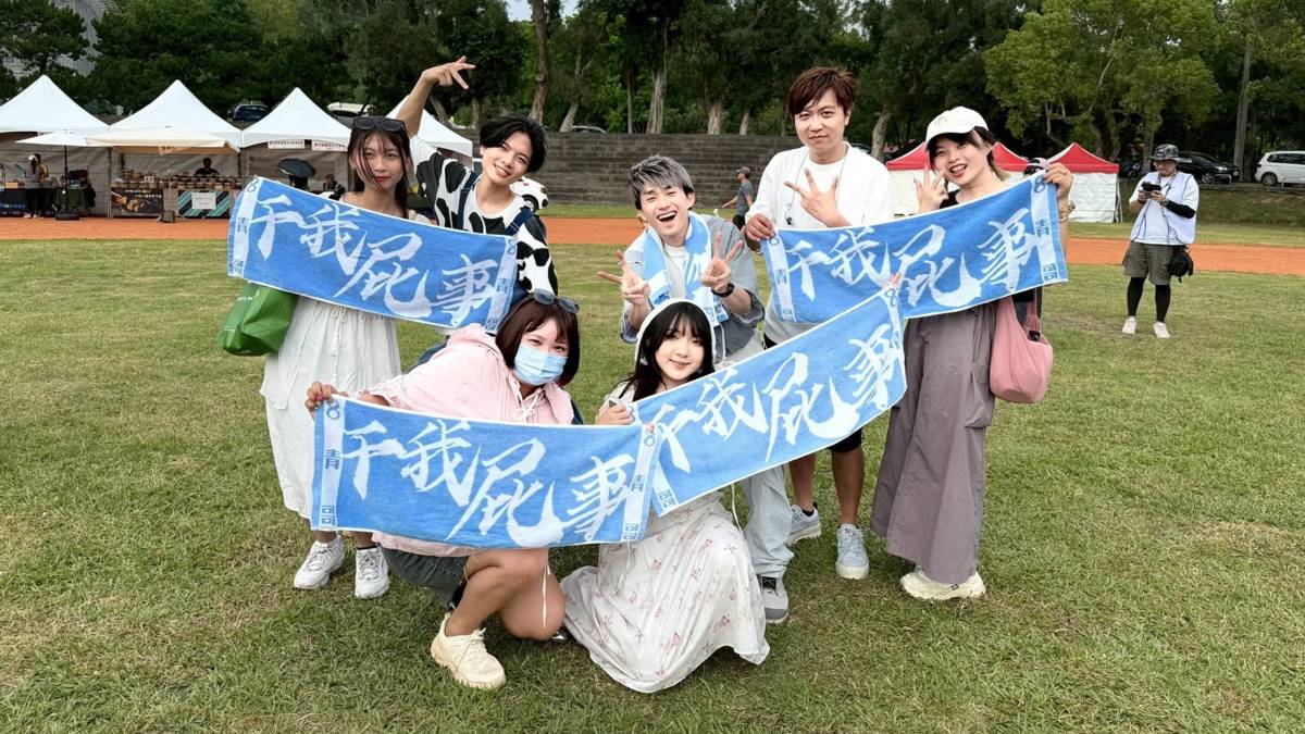 哈醬與朋友至南投縣觀看八青哥的商業演出