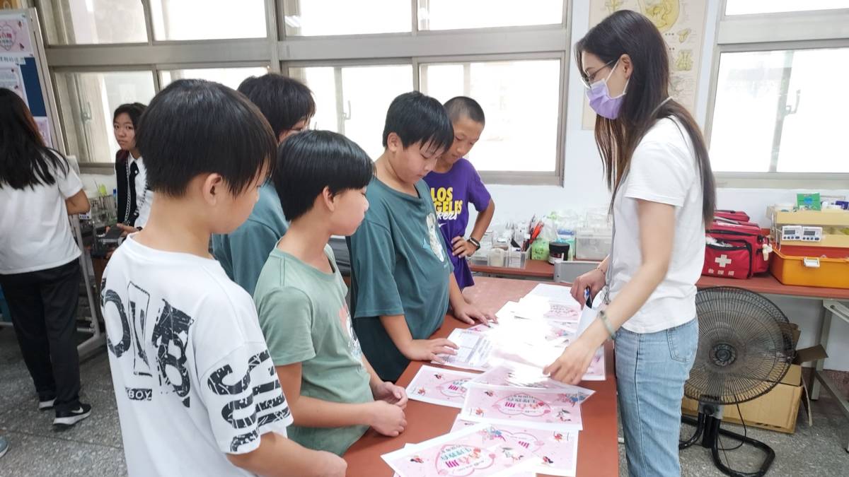 113學年度「健康促進學校輔導計畫前後測成效評價成果報告評選」-特優-新竹市虎林國民中學-新生訓練時，學務處設立闖關活動，由護理師用圖卡向七年級新生解說月經平權的重要性

新竹市虎林國民中學在 113 學年度「健康促進學校輔導計畫」前後測成效評價成果報告評選中，以作品《學生參與齊行動，倡議賦能倡 SUNO－月經教育議題融入跨領域統整課程之實踐》榮獲特優。虎林國中長期推動月經教育，致力於消除對月經的刻板印象與污名。學校不僅透過健康教育課程強化學生的生理解構與正確認知，更與資訊科技等跨領域課程結合，引導學生運用動畫、海報等多媒體工具，將月經議題轉化為具影響力的倡議表達。同時，校內以多元活動深化月經教育，讓學生在參與、創作與討論的過程中，逐步建立同理心，並以更開放、更尊重的態度看待身體議題，形塑更具包容性的校園文化。

採訪：新竹市虎林國民中學洪睦盛總務主任、803班呂柔靚、呂𨦫瑤、楊元愷、潘克峻同學
