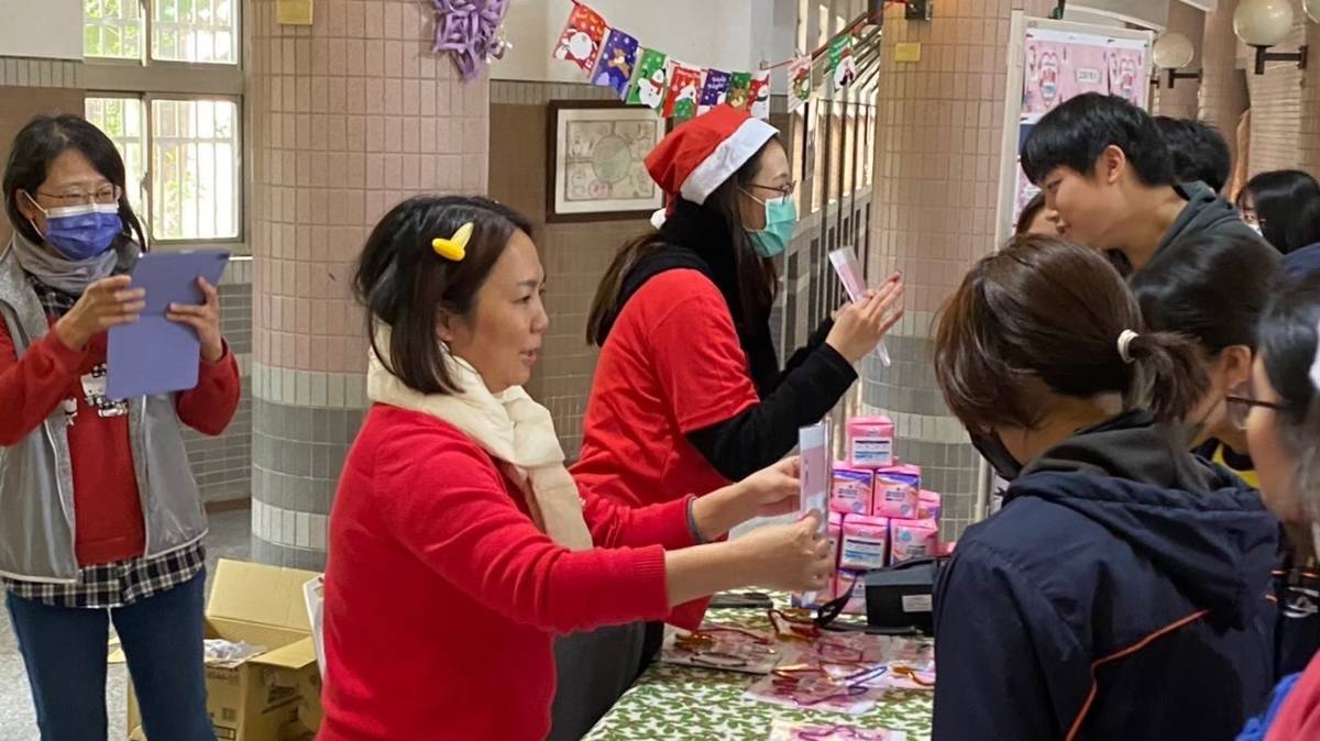 113學年度「健康促進學校輔導計畫前後測成效評價成果報告評選」-特優-新竹市虎林國民中學-月經平權課程結合聖誕節活動，由承辦組長和護理師共同設立闖關活動，答題正確者贈送衛生棉