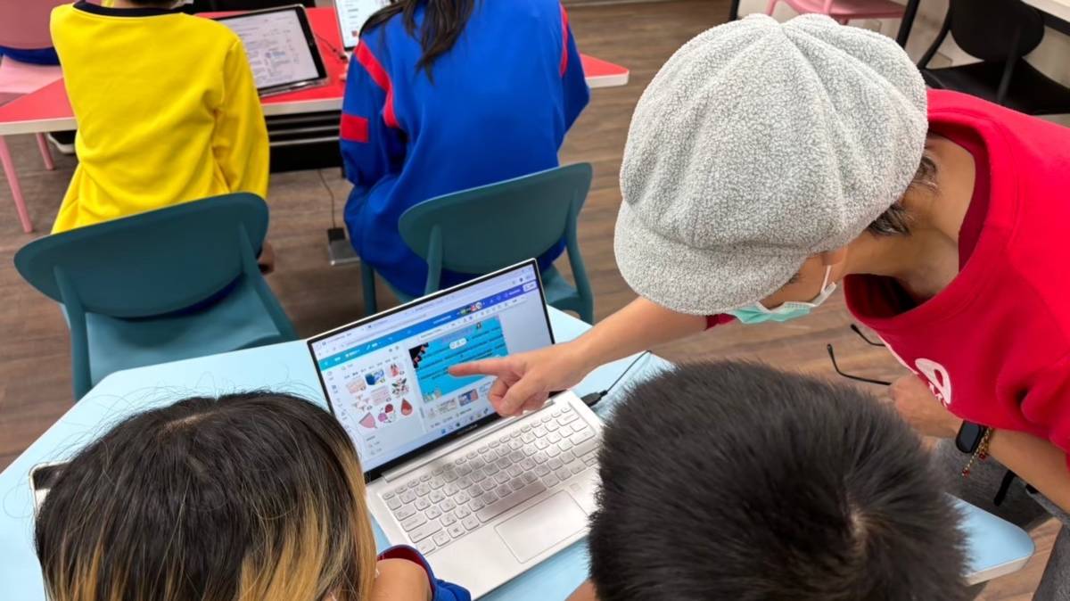 113學年度「健康促進學校輔導計畫前後測成效評價成果報告評選」-特優-新竹市虎林國民中學-月經平權課程跨資訊領域，資訊教師正在向學生解說Canva的編輯技巧