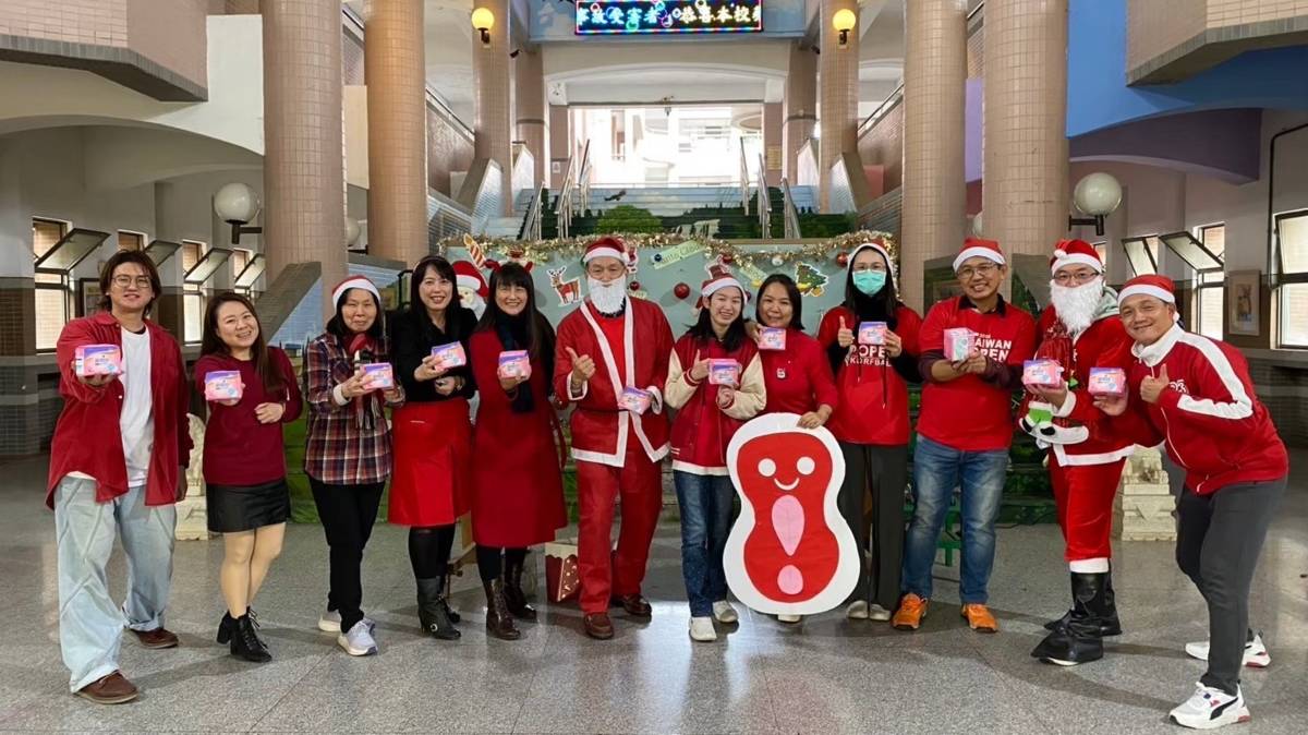 113學年度「健康促進學校輔導計畫前後測成效評價成果報告評選」-特優-新竹市虎林國民中學-月經平權課程結合聖誕節活動，教師的裝扮都有紅色的元素，由校長穿戴聖誕老公公服裝與本校自創的衛生棉寶寶，及所有參與教師合影留念