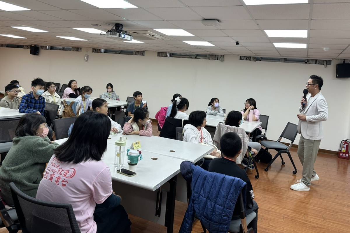 「現在還不晚」節目主持人土豆仁用輕鬆有趣的方式帶學員認識節日相關的臺灣台語。