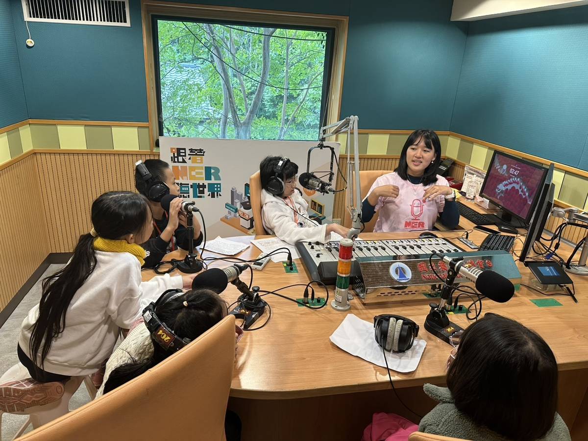 助理講師帶領學員一起進錄音室錄製台語新聞。