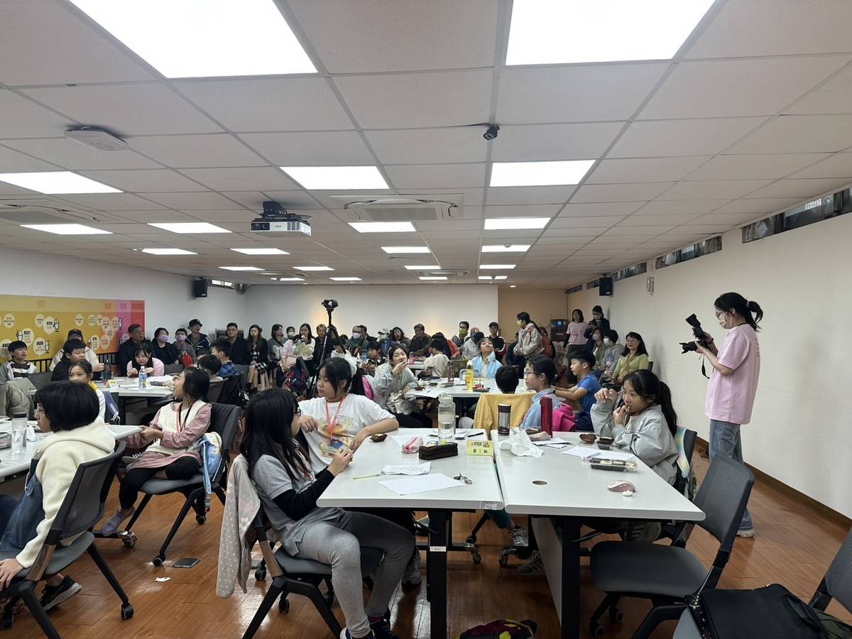 學員家長一同欣賞成果發表。