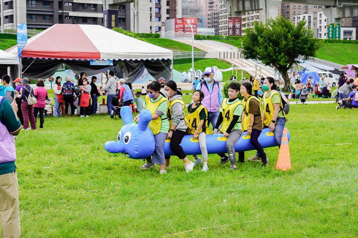 新北團體志工參與趣味闖關任務，笑聲不斷，展現團隊合作力 (新北社會局提供)