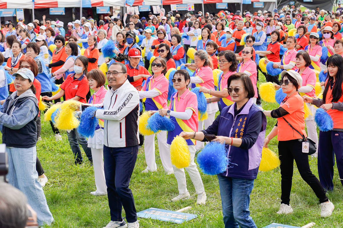 新北市國際志工日主場活動登場，市長侯友宜、社會局長李美珍與上千名志工活力共舞 (新北社會局提供)