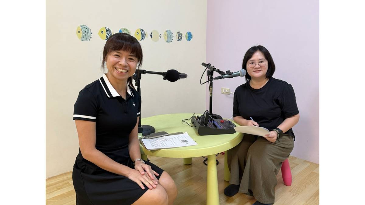 嘉義市民生國中蘇佳慧老師與主持人彭欣怡老師(右)