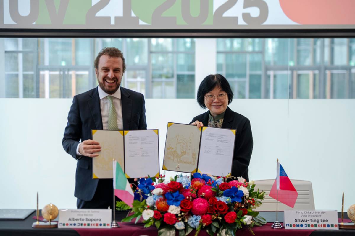 杜林理工大學副校長 Alberto Sapora(左)與逢甲大學副校長黎淑婷代表兩校簽訂MOU。