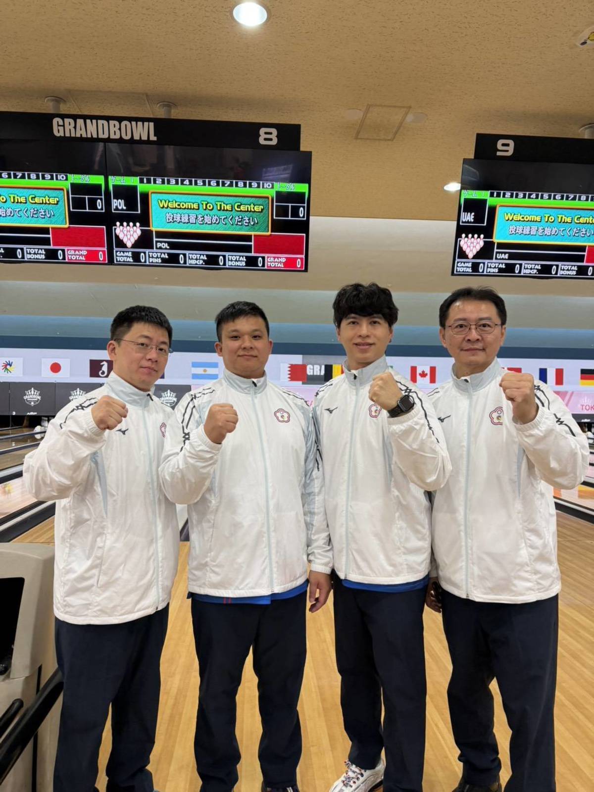 2025東京聽奧保齡球代表隊蔡林炘(左1)、陳建豪(左2)、盧泰安(左3)及謝盛福(左4)等選手，開賽後彼此互相鼓勵，為我國拿下男子團體賽銅牌。(運動部提供)
