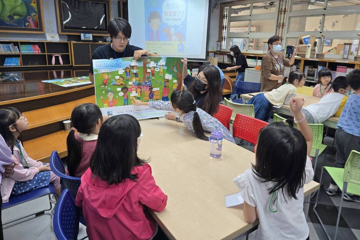 親子共學營帶領學生練習辨識情緒及說出情緒