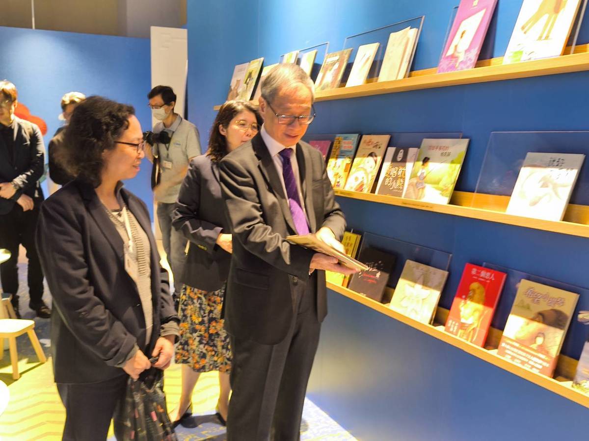 文化部部長李遠(右)參觀中正紀念堂「自由花蕊」常設展。