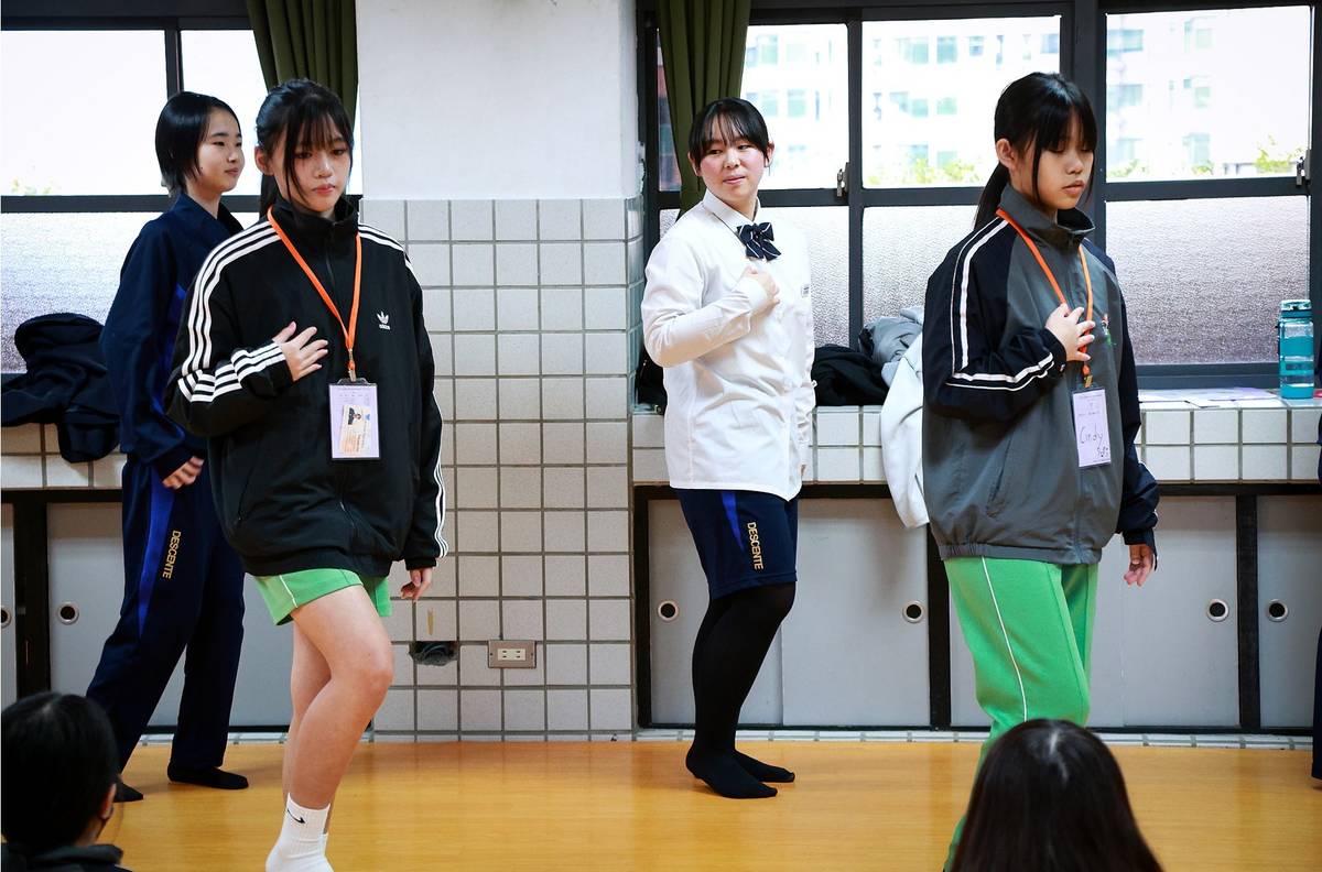 臺日學生一起上表演藝術課