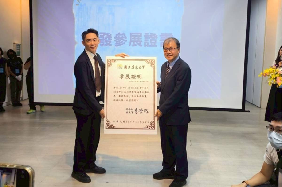 教育部長鄭英耀溫馨回母校參展