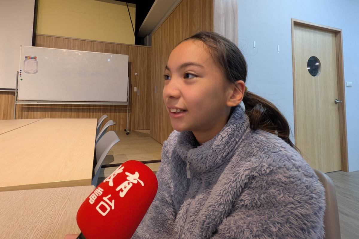 學生吳千靚和同學一起構思「煩惱信」，體認到團隊合作的重要