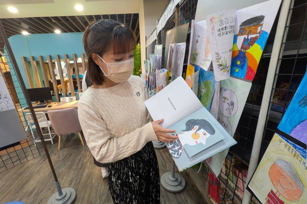 閱讀推動教師李宗怡表示，中年級學生透過閱讀辨識情緒