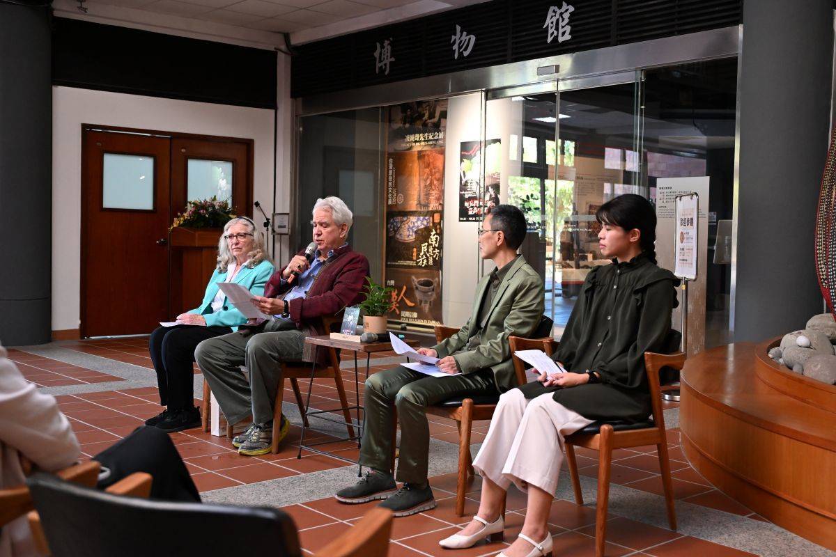 鮑克蘭女士的孫女鮑娟麗(左一)出席特展開幕式(圖片來源:中研院)