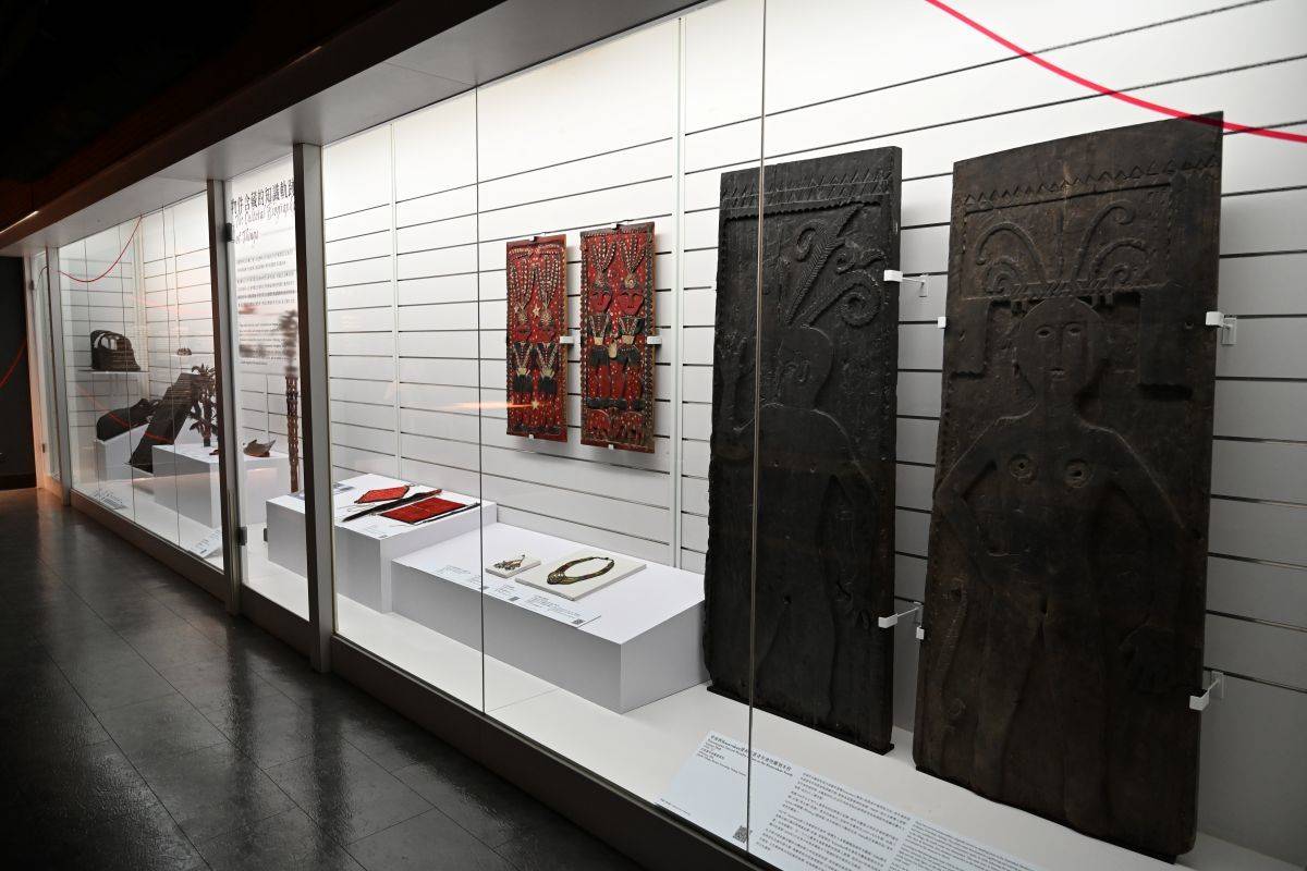 中央的紅色排灣族木雕版，為鮑克蘭孫子女共同捐贈(圖片來源:中研院)
