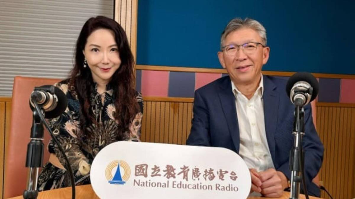 韌性國家醫療計畫總主持人陳瑞杰（右）接受國立教育廣播電台節目及Podcast節目《新聞真假掰》主持人黃兆徽（左）專訪。