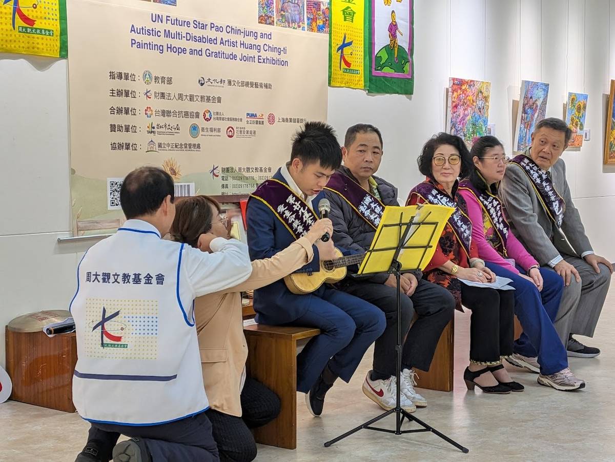 自閉多障畫家黃清棣目前就讀高中三年級，他的繪畫作品多次獲獎

