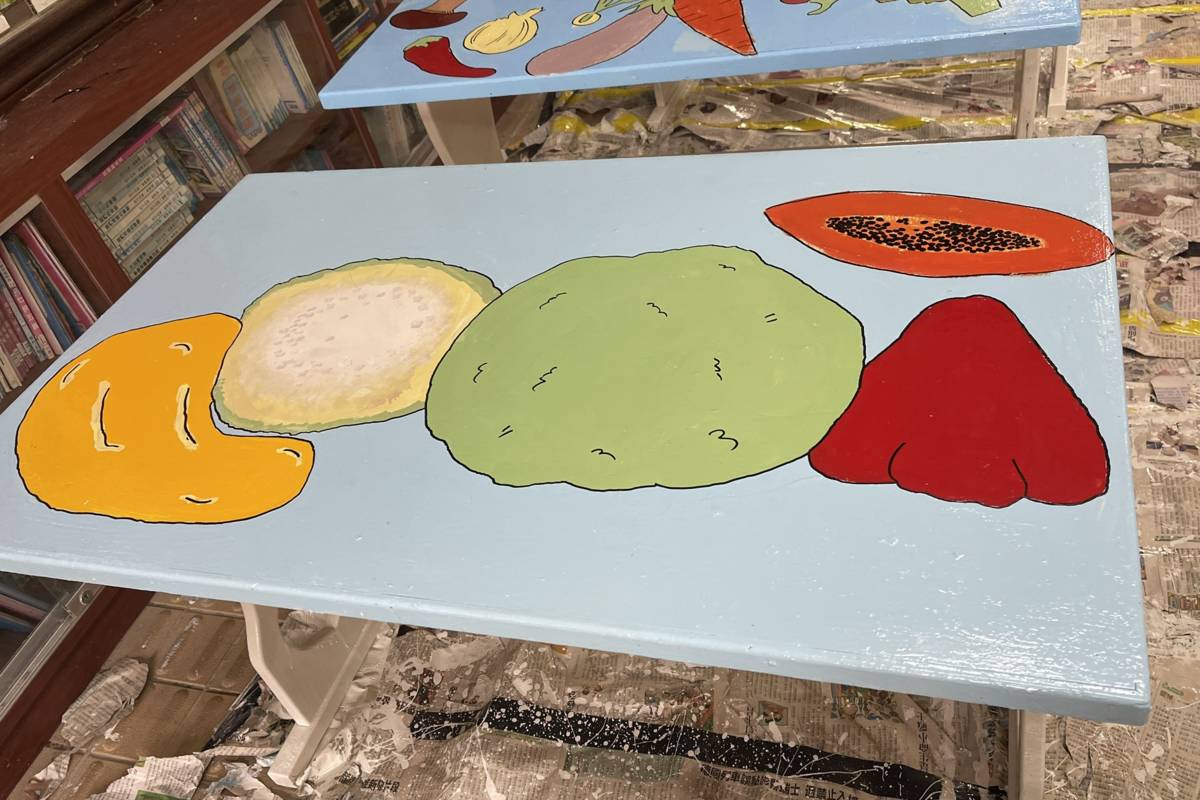 六龜國小慶祝114周年校慶 師生攜手彩繪課桌椅