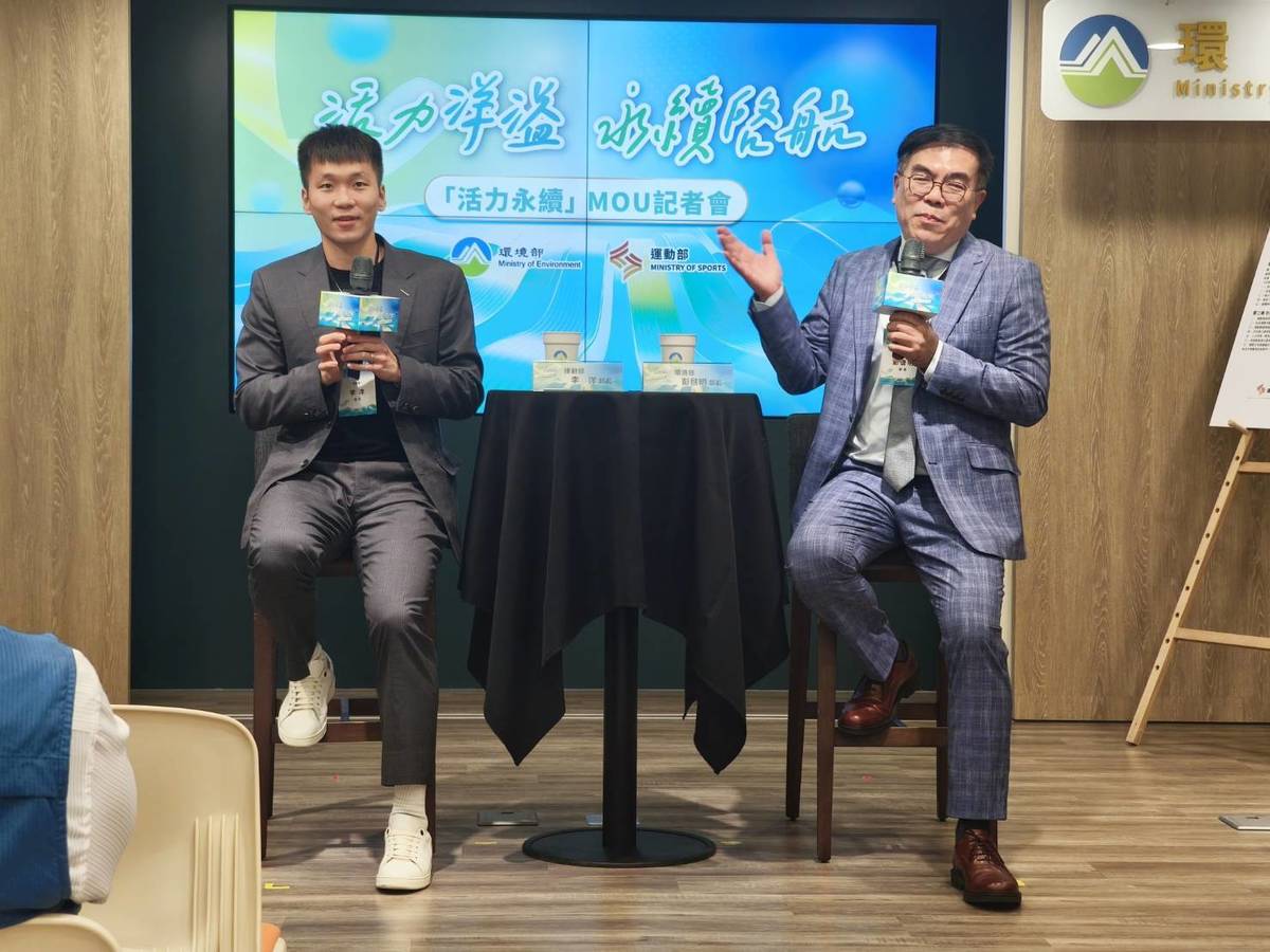 環境部部長彭啓明(右)與運動部部長李洋輕鬆對話。