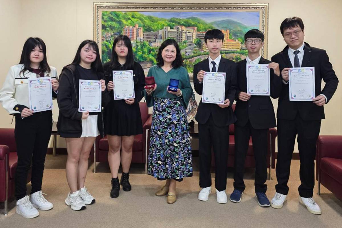 中臺科大行銷系獲獎同學們與陳錦杏校長合影