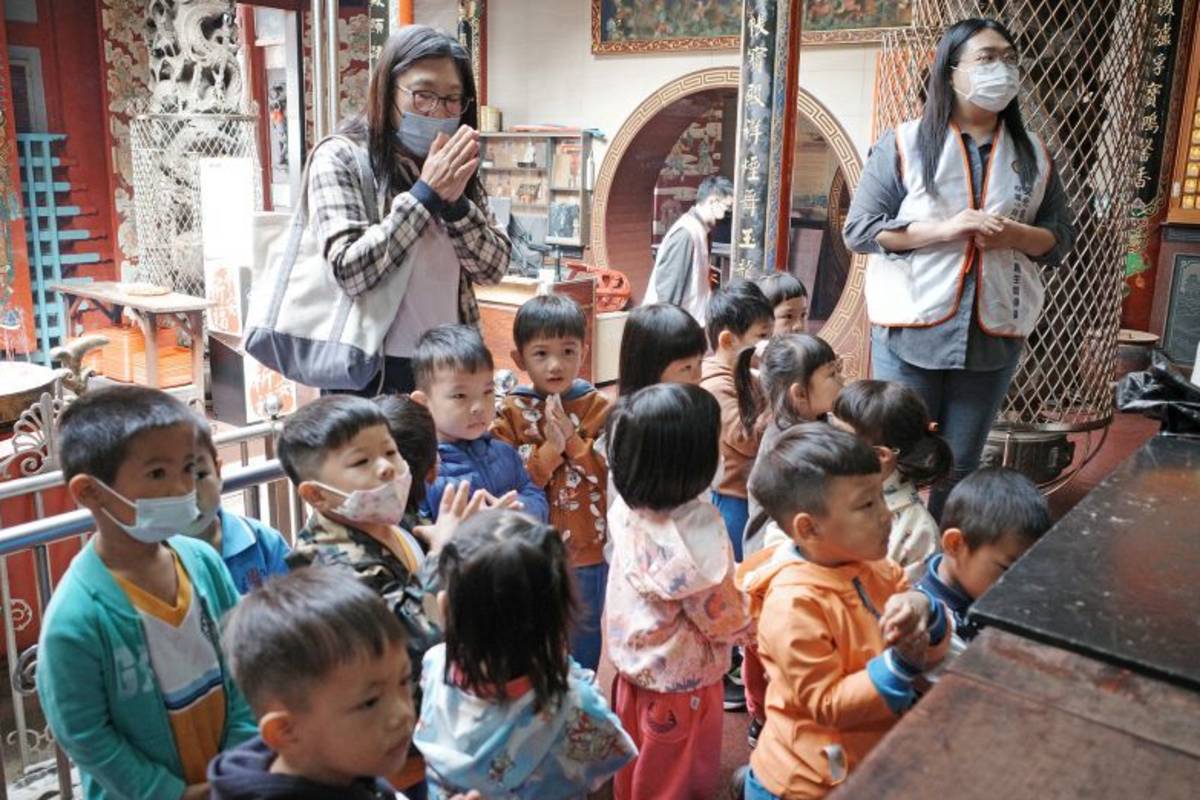 南臺科大文化底蘊USR計畫團隊透過活動，帶領幼童體驗拜拜的基本禮儀，讓孩子在互動中理解傳統信仰文化。