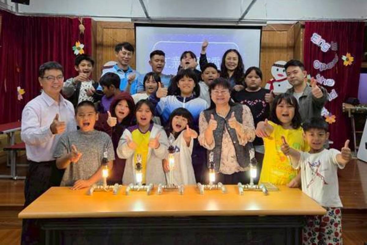 師生與作品合影