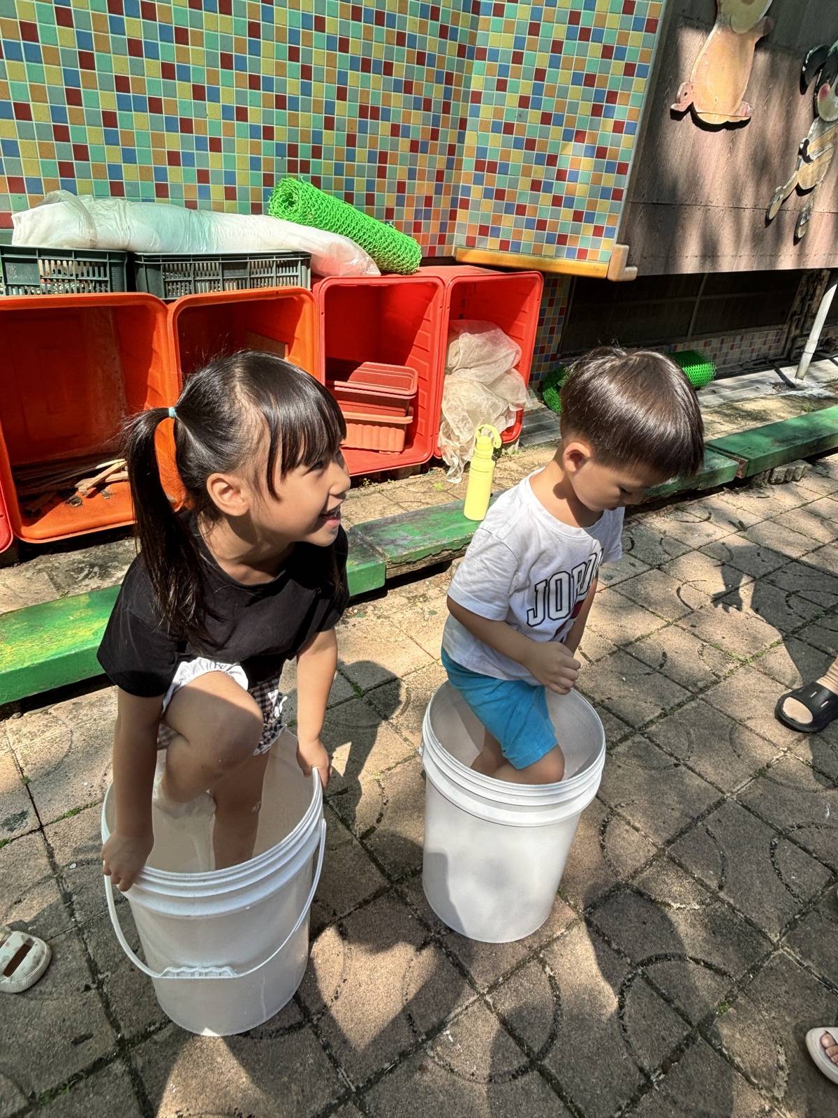 體驗非牛頓流體-靜時如水、動時如石的感覺