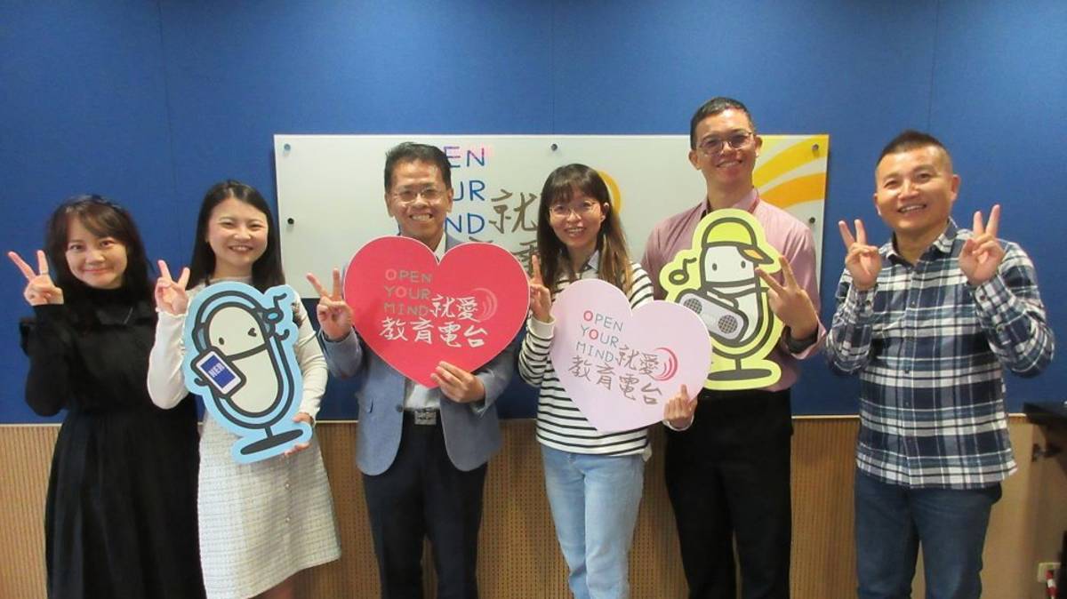 左起 節目主持人 （臺中市立向上國中黃聖心組長 、臺中市政府教育局本土語文指導員李亭教師 ）來賓（臺中市霧峰區霧峰國小校長葉聰信、
臺中市霧峰區霧峰國小輔導主任劉秀菁、沙鹿高工汽車科科主任王介廷）教育電台常罡。