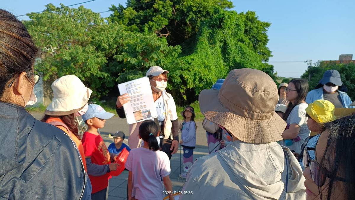 吳媽在宣導環保的重要