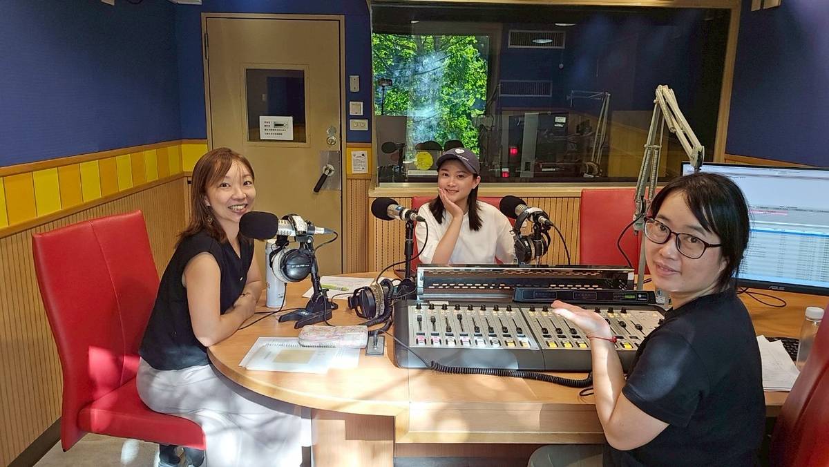 由左到右為支持人米果、來賓洪巧儒美容師、主持人梅英