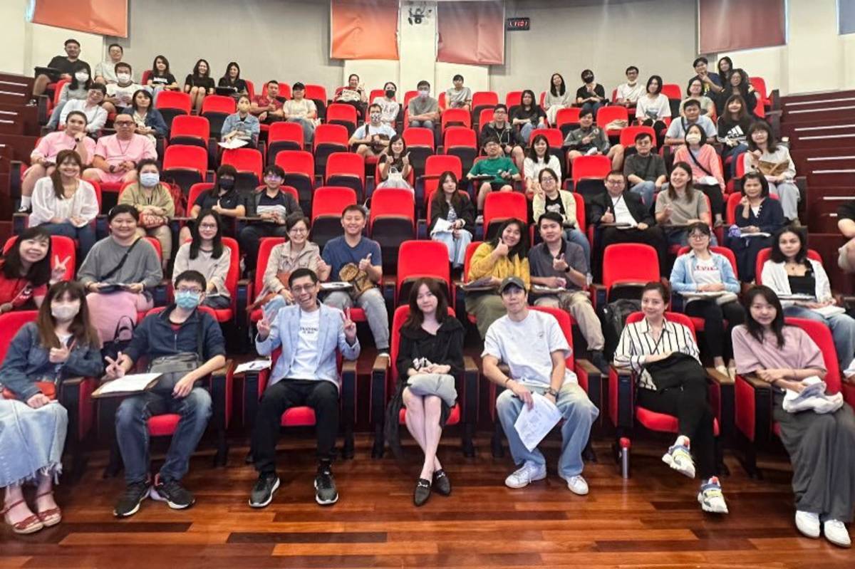 歐陽立中老師與幼兒園家長合影