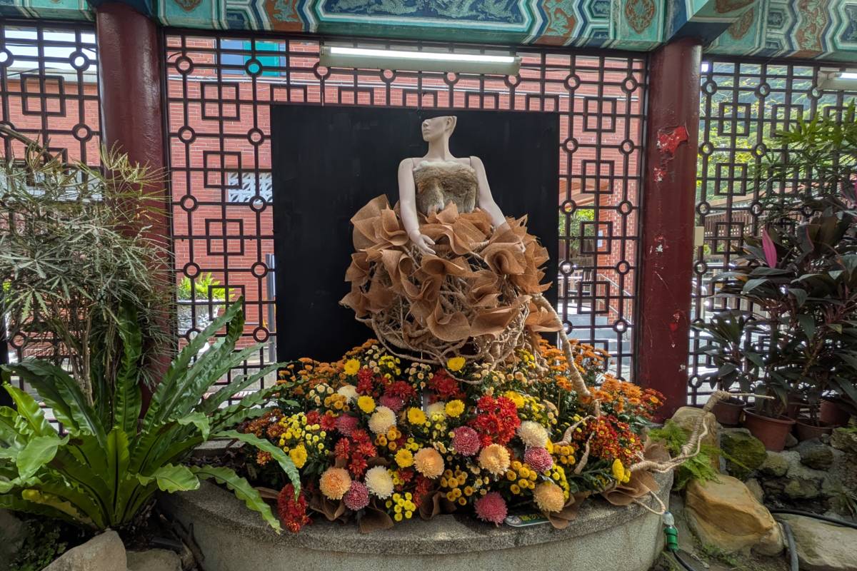 花藝師何智文將異材質結合鮮花，創造令人驚豔的視覺效果