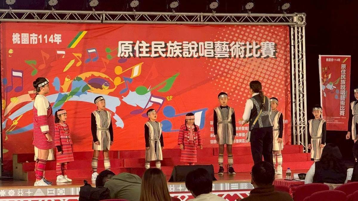 選手們身穿族服，傳承族語、傳唱古謠