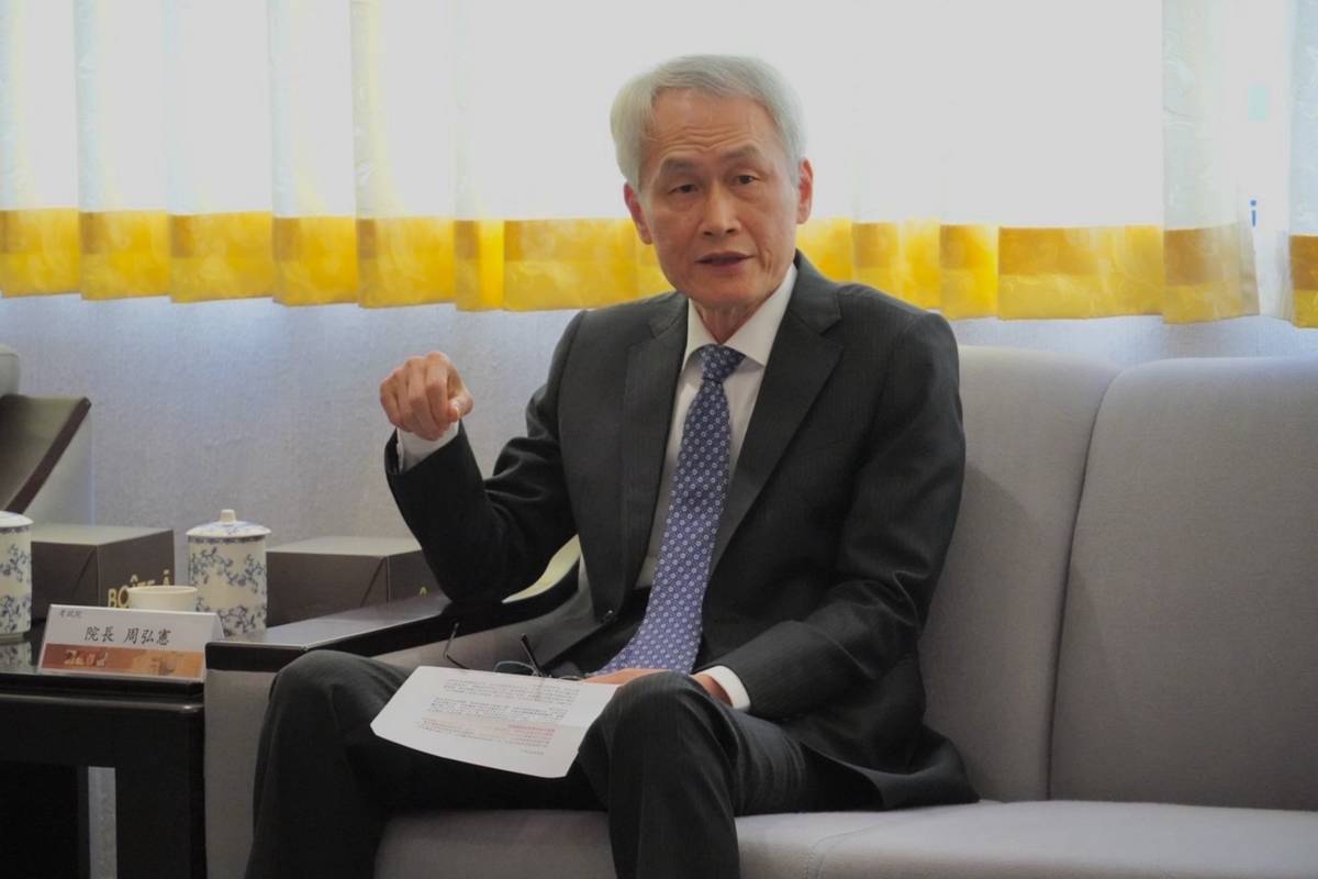 考試院院長周弘憲與記者茶敘分享施政成果及年改看法，呼籲各界嚴肅看待退撫基金財務。（考試院提供）