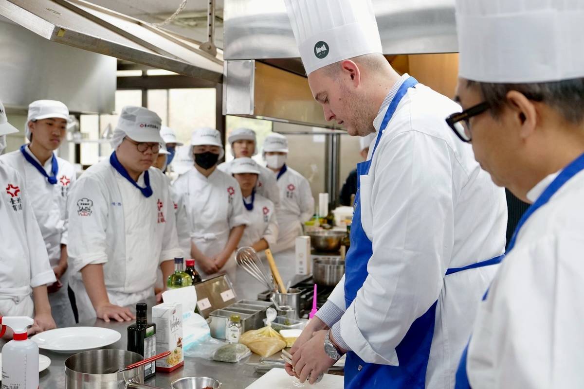 義大利主廚保羅・吉博多示範義式料理，育達學生觀摩學習食材處理與技術細節