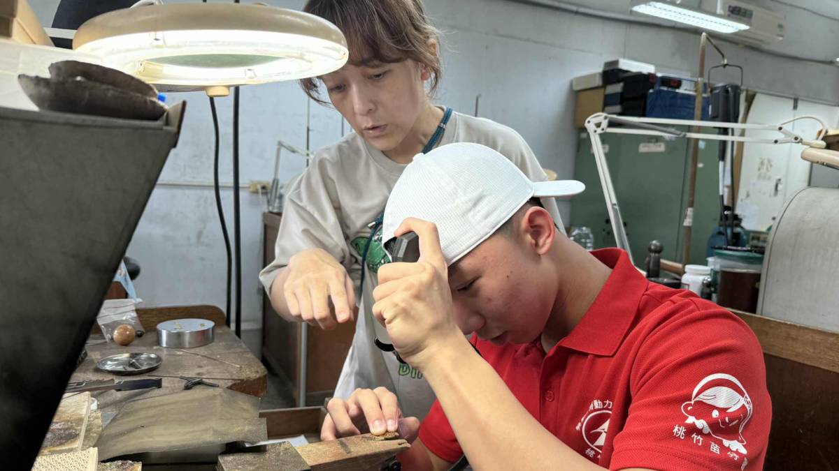 李純萍老師(左)指導蘇俊綺同學(右)在金工製作上的相關細節