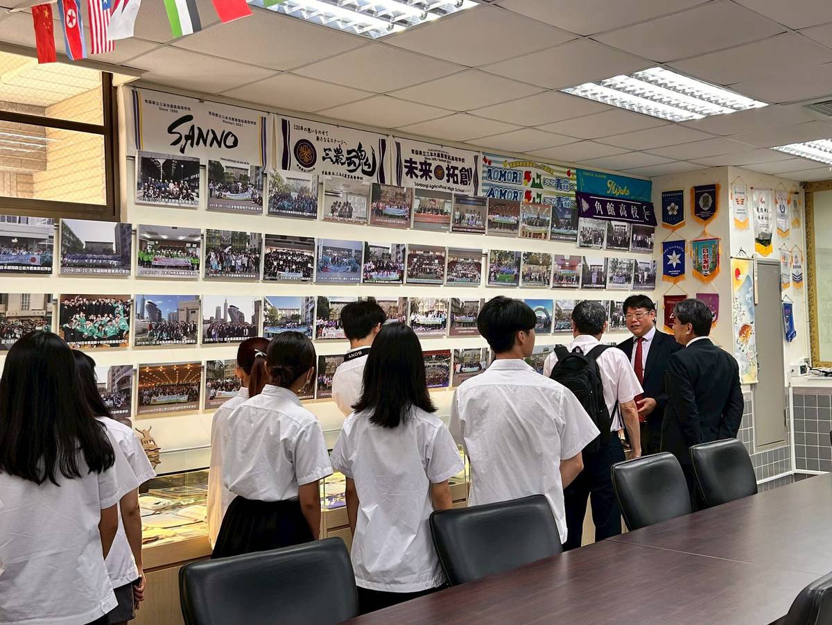 兩校師生在校史室交流校園發展與文化脈絡，加深臺日教育文化理解